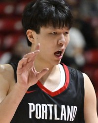 开云体育-杨瀚森半场得到8分2篮板2助攻2盖帽，开拓者53-40勇士