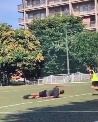 🤯这谁顶得住？2m21的文班尝试倒挂金钩射门失败 摔了个屁股墩