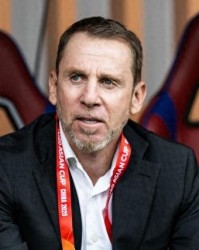 津媒：国足后防线伤病困扰主帅久尔杰维奇排兵布阵