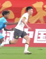 热议U22男足10球大胜：王钰栋高一档真大腿，踢个北马慌锤子